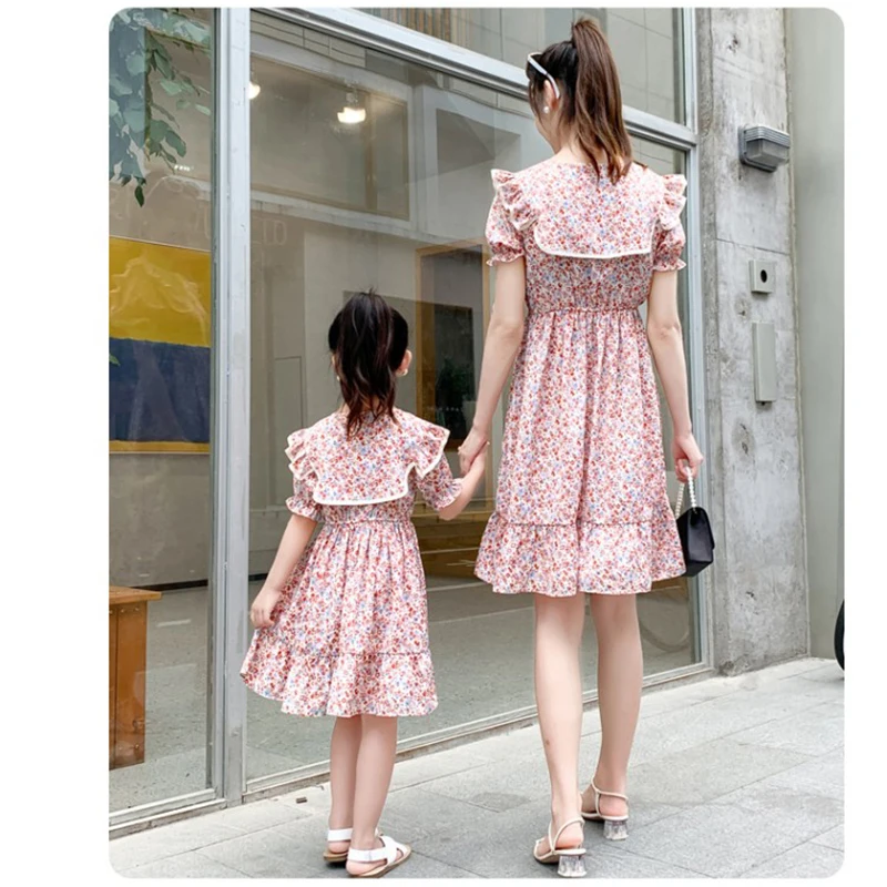 Семеен начин, подходящо облекло за мама и дъщеря рокля с трапецовидна форма, с флорални принтом и накъдрен, плажни рокли за майки и момичета, модни дрехи за малките момичета