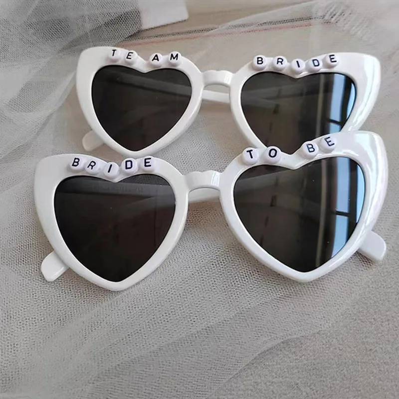 Слънчеви очила Bride To Be Team Сърце, Плажни очила за годеж на басейна, Декор за младоженци, Аксесоари за моминско парти
