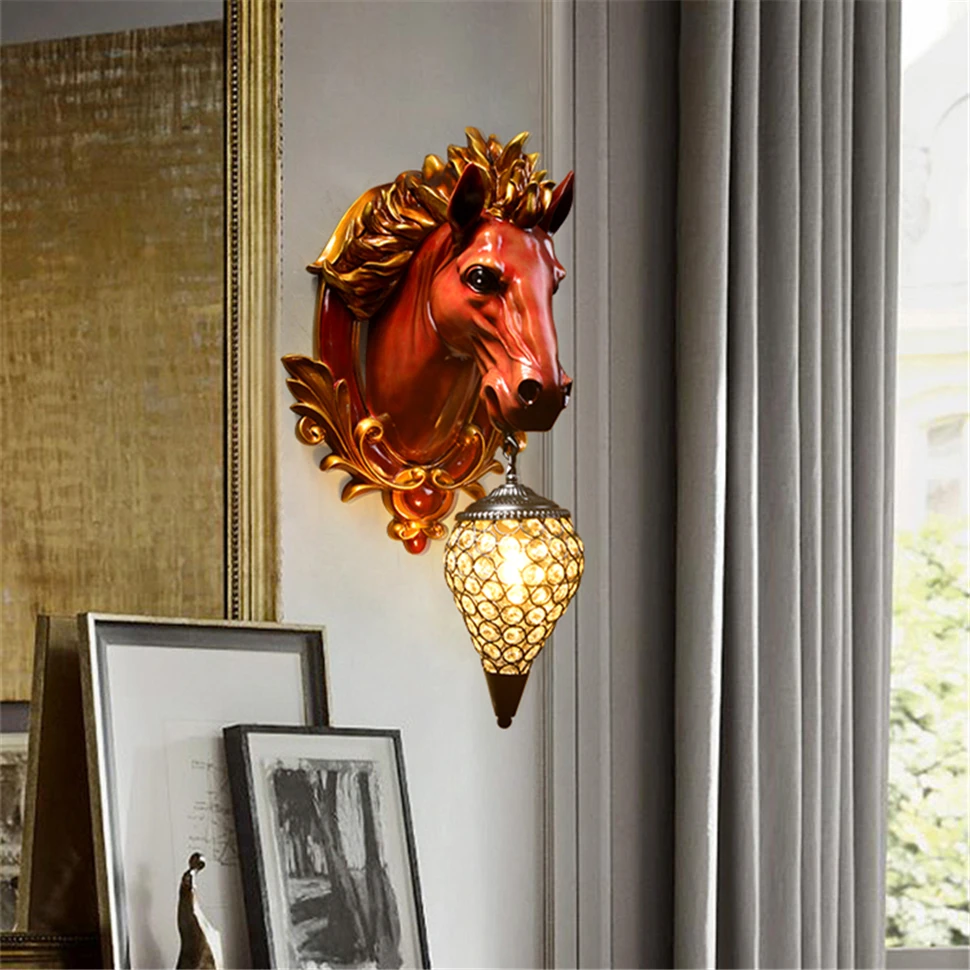 Стенен лампа в скандинавски стил с кон в ретро стил, бял/червен декор от смола, монтиран на стената лампа, спалня, хол, фон, монтиран на стената лампа, Лампи за вътрешно осветление