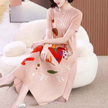 Женствена рокля 2023, плиссированное лятна рокля Miyake, нова мода, V-образно деколте с принтом, къс ръкав, еластична, свободна трапециевидная модел