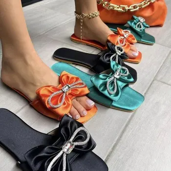 Летни нови дамски чехли на равна подметка с лък и квадратни пръсти, украсени с кристали, с ключалката на ремешке на щиколотке, 2022